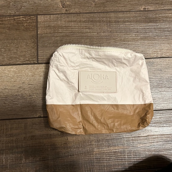 NWOT Aloha Collection Dipped Small Pouch in TAN/brown - Picture 1 of 3